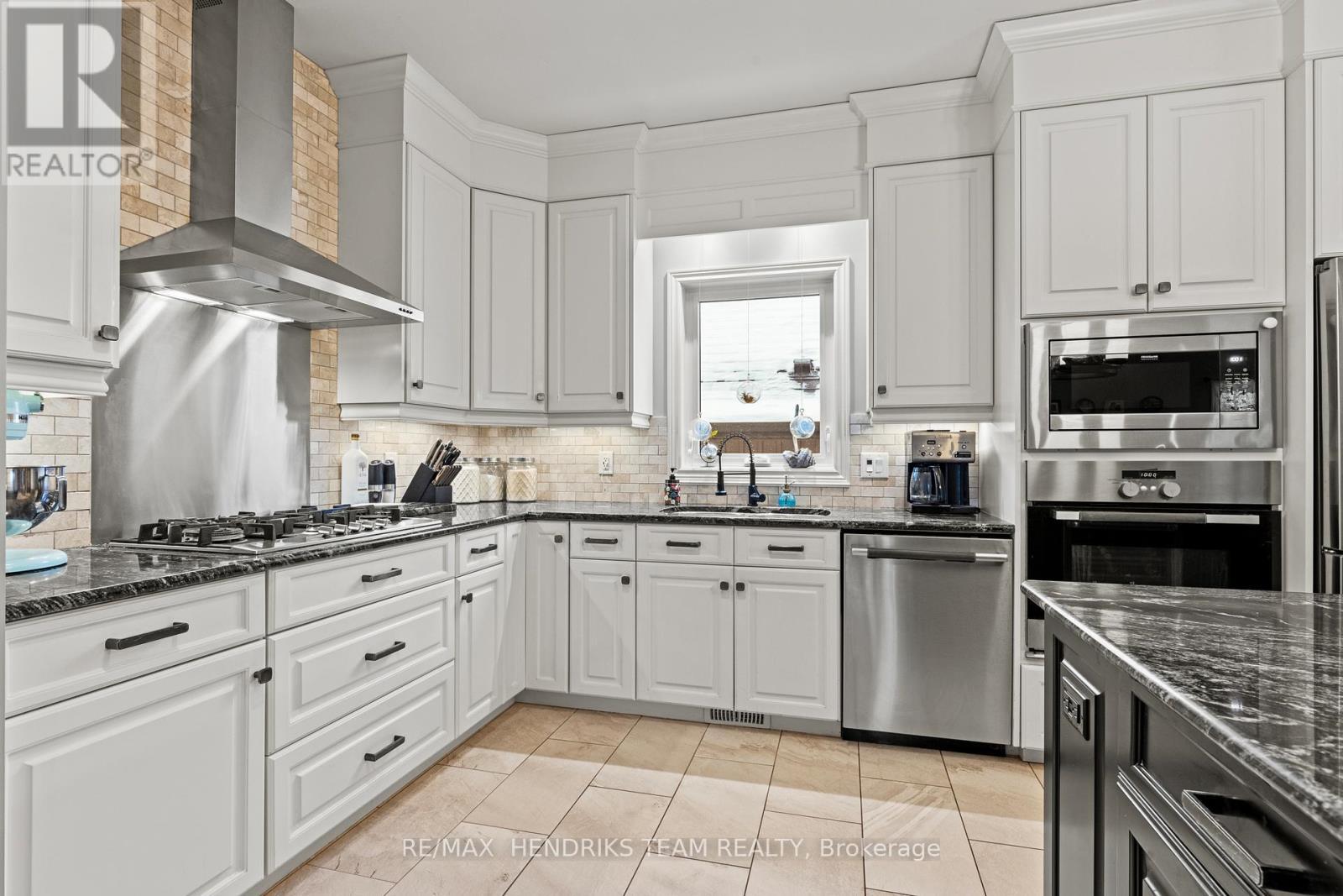 379 Michael Drive, Welland (N. Welland), ON - Indoor Photo Showing Kitchen With Upgraded Kitchen