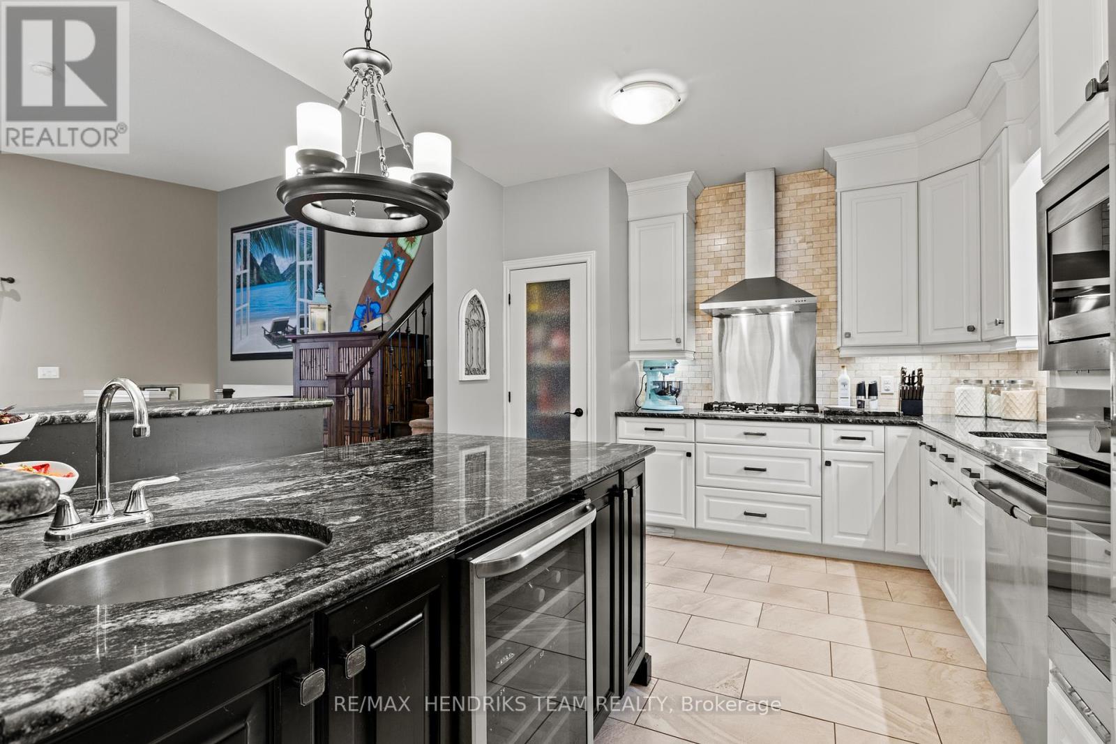 379 Michael Drive, Welland (N. Welland), ON - Indoor Photo Showing Kitchen With Upgraded Kitchen