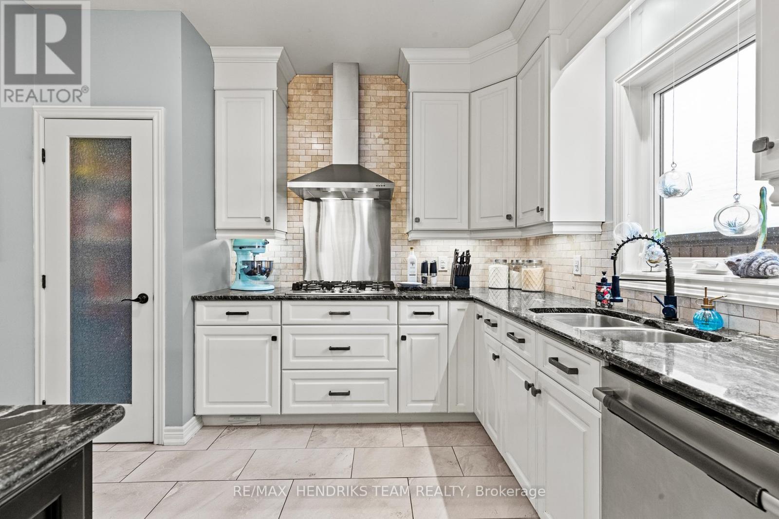 379 Michael Drive, Welland (N. Welland), ON - Indoor Photo Showing Kitchen With Double Sink With Upgraded Kitchen