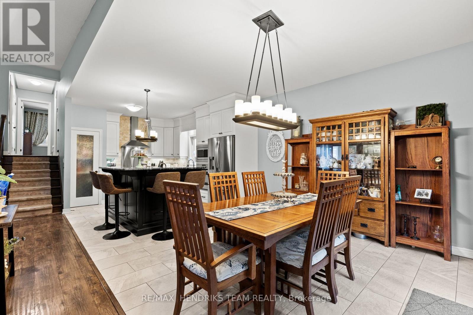 379 Michael Drive, Welland (N. Welland), ON - Indoor Photo Showing Dining Room