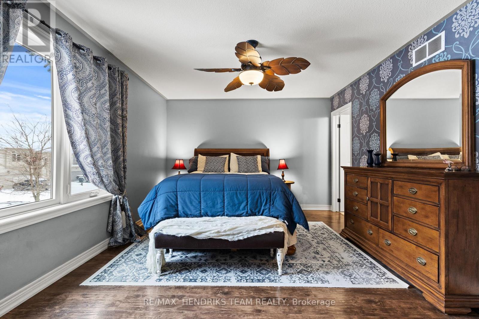 379 Michael Drive, Welland (N. Welland), ON - Indoor Photo Showing Bedroom