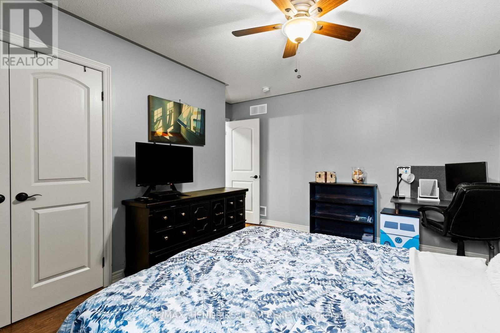379 Michael Drive, Welland (N. Welland), ON - Indoor Photo Showing Bedroom