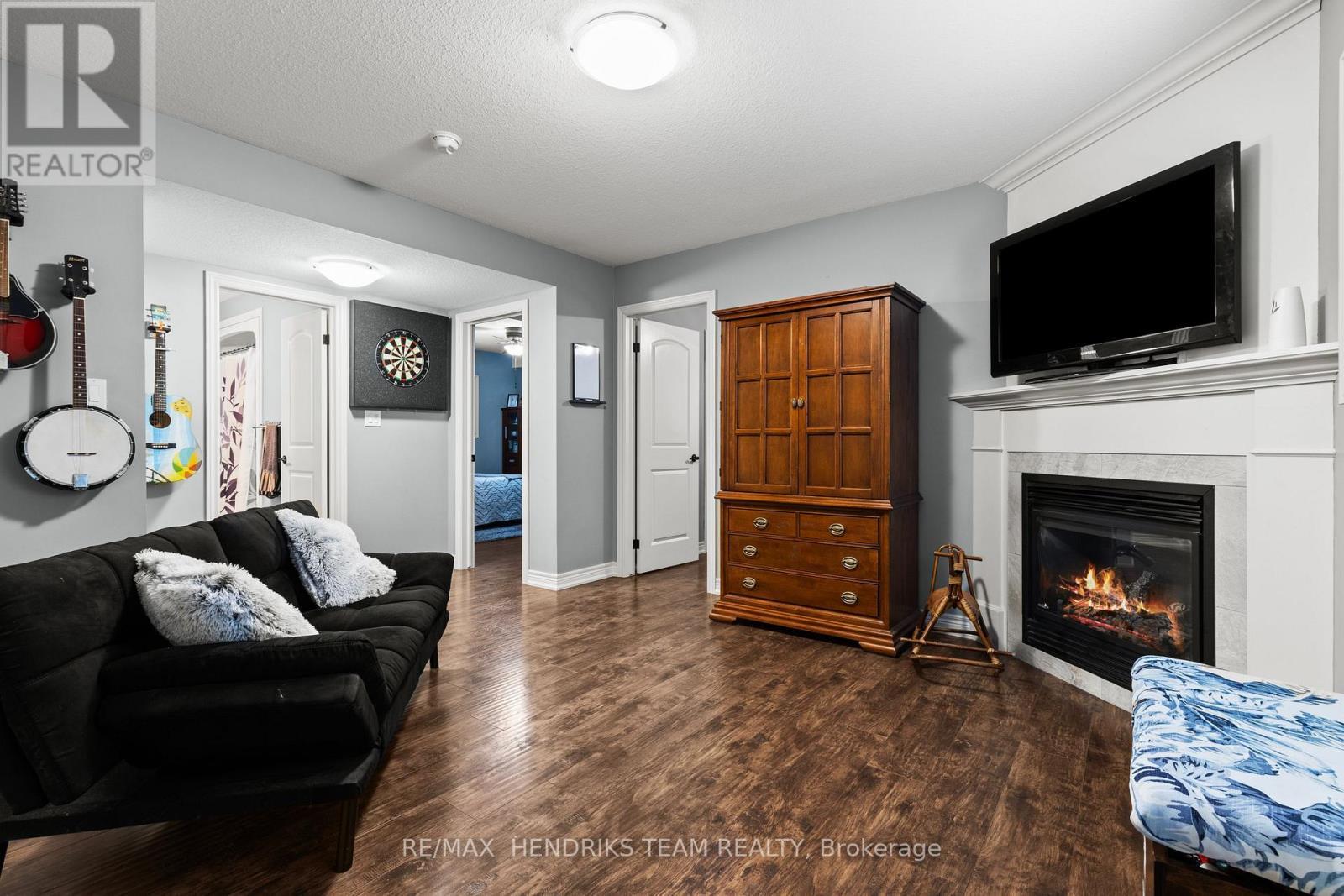 379 Michael Drive, Welland (N. Welland), ON - Indoor Photo Showing Living Room With Fireplace
