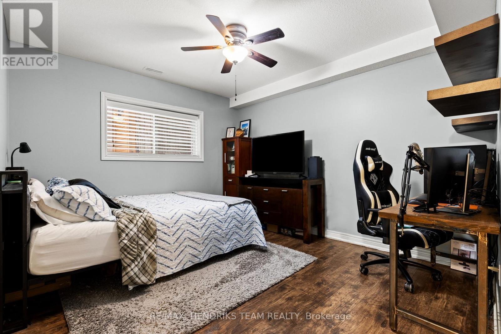 379 Michael Drive, Welland (N. Welland), ON - Indoor Photo Showing Bedroom