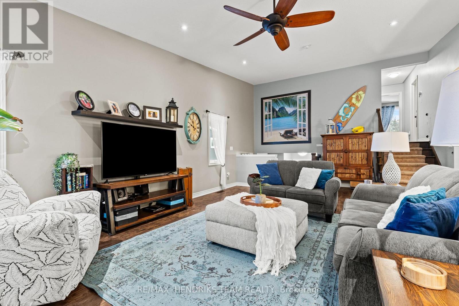 379 Michael Drive, Welland (N. Welland), ON - Indoor Photo Showing Living Room