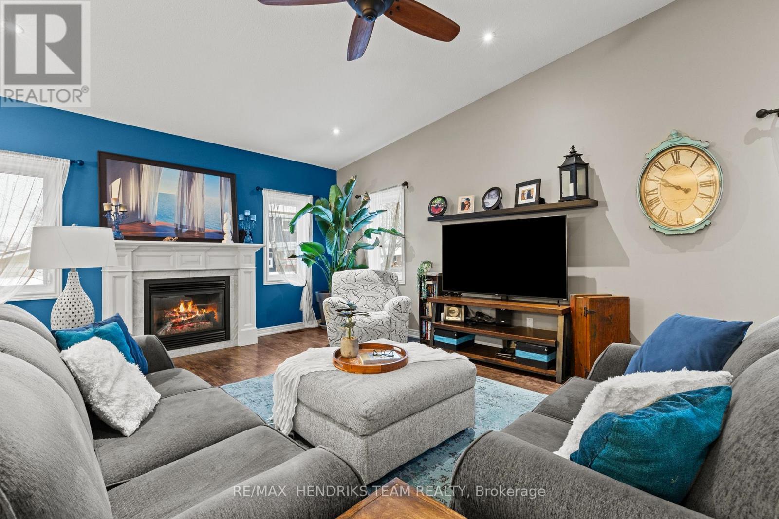 379 Michael Drive, Welland (N. Welland), ON - Indoor Photo Showing Living Room With Fireplace