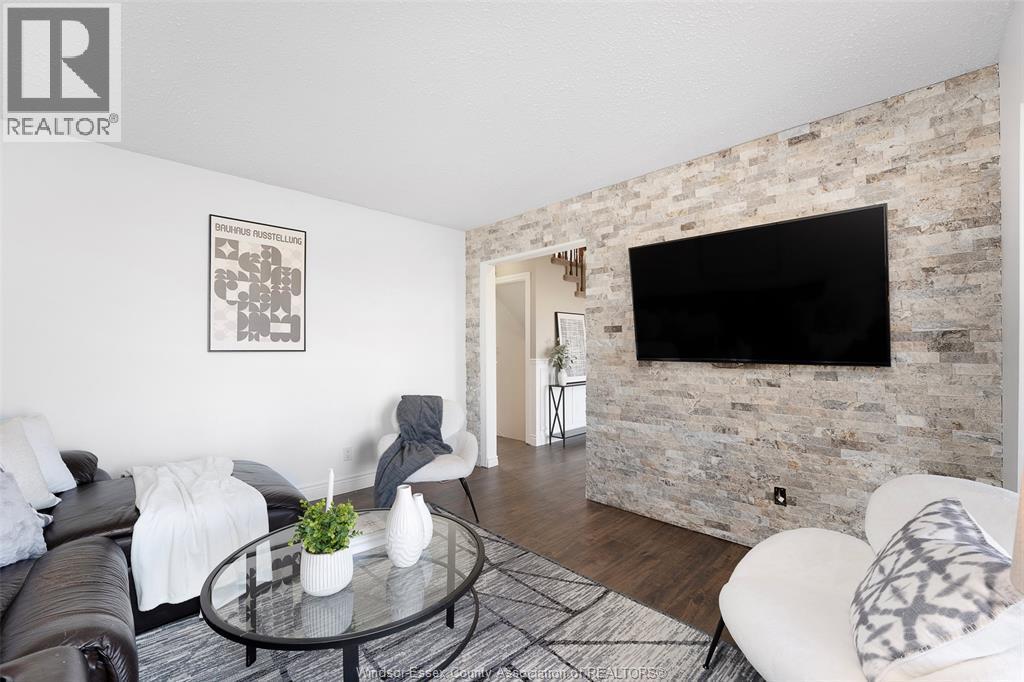 2898 Lakeshore Rd 305, Comber, ON - Indoor Photo Showing Living Room