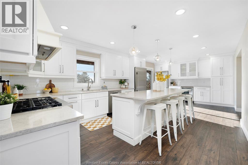 2898 Lakeshore Rd 305, Comber, ON - Indoor Photo Showing Kitchen With Upgraded Kitchen