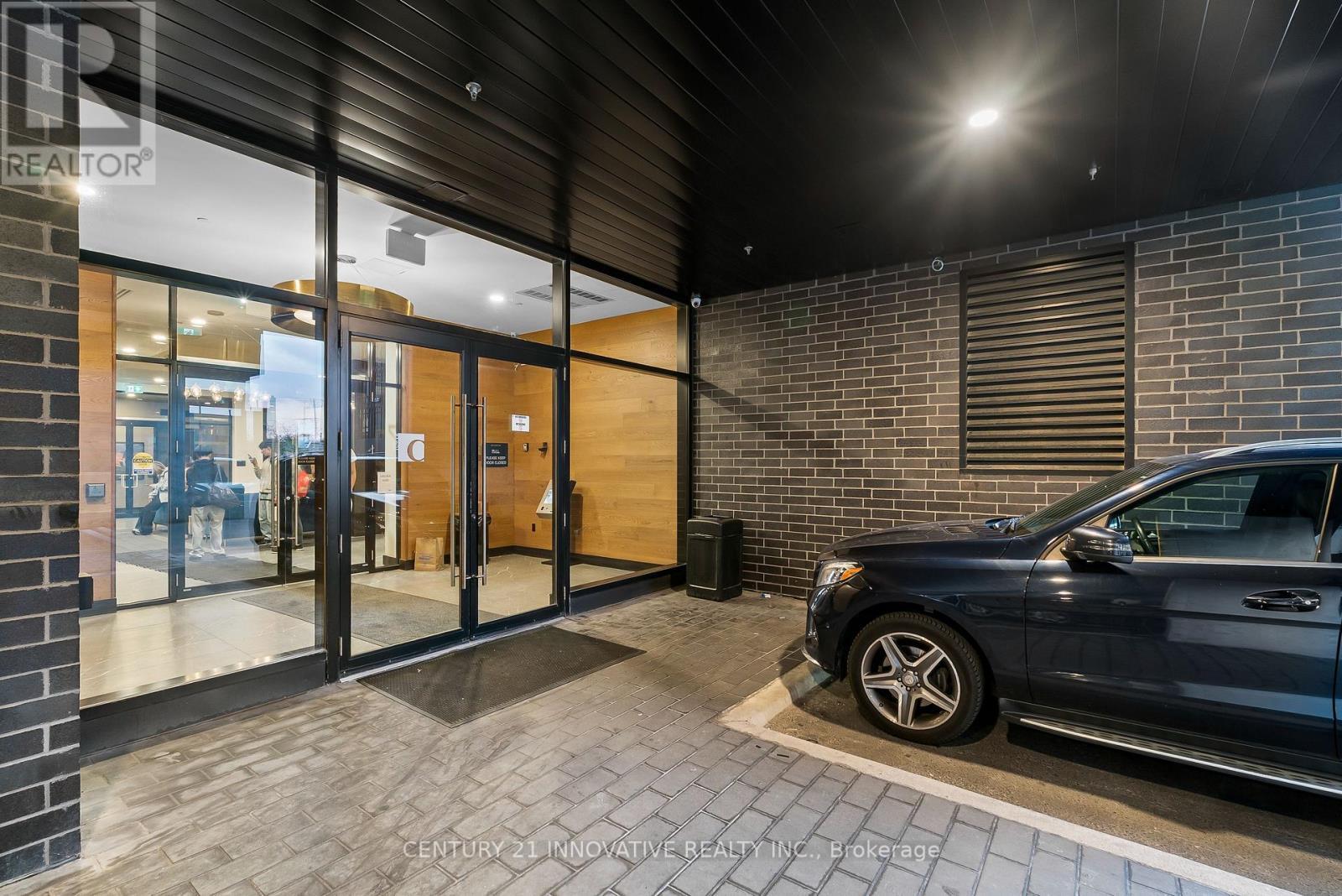 1208 - 145 Columbia Street W, Waterloo, ON - Photo Showing Garage