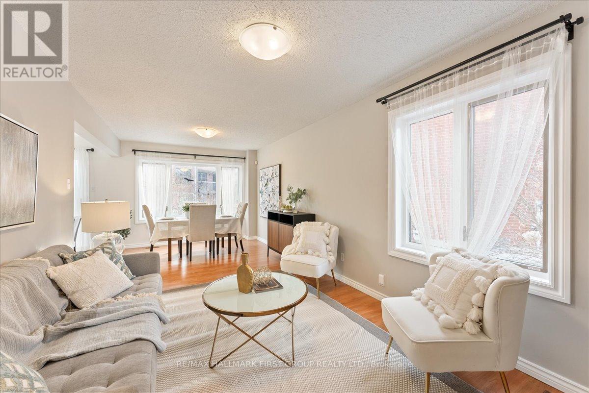 1947 Pine Grove Avenue, Pickering, ON - Indoor Photo Showing Living Room