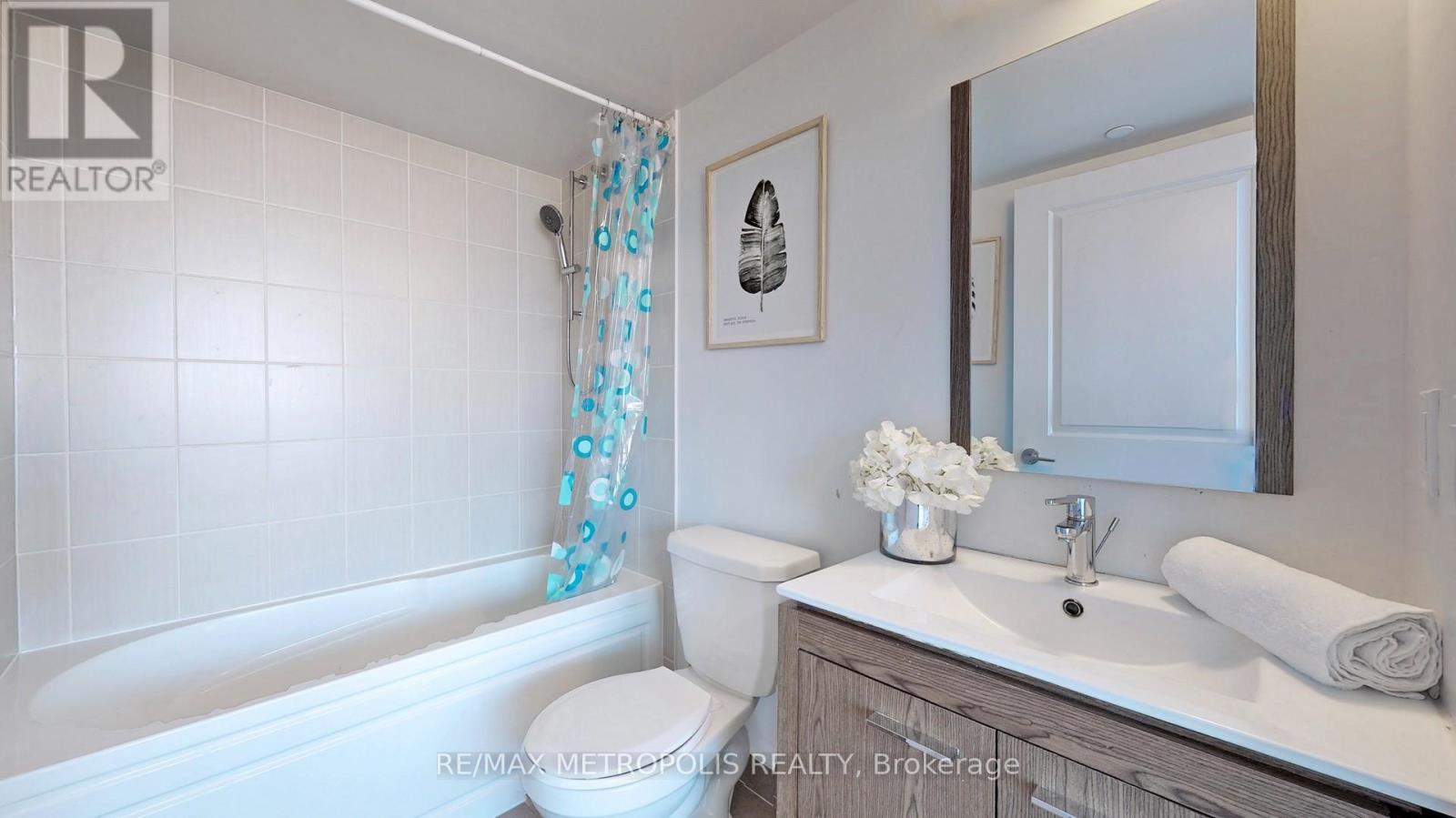 2405 - 30 Meadowglen Place, Toronto, ON - Indoor Photo Showing Bathroom