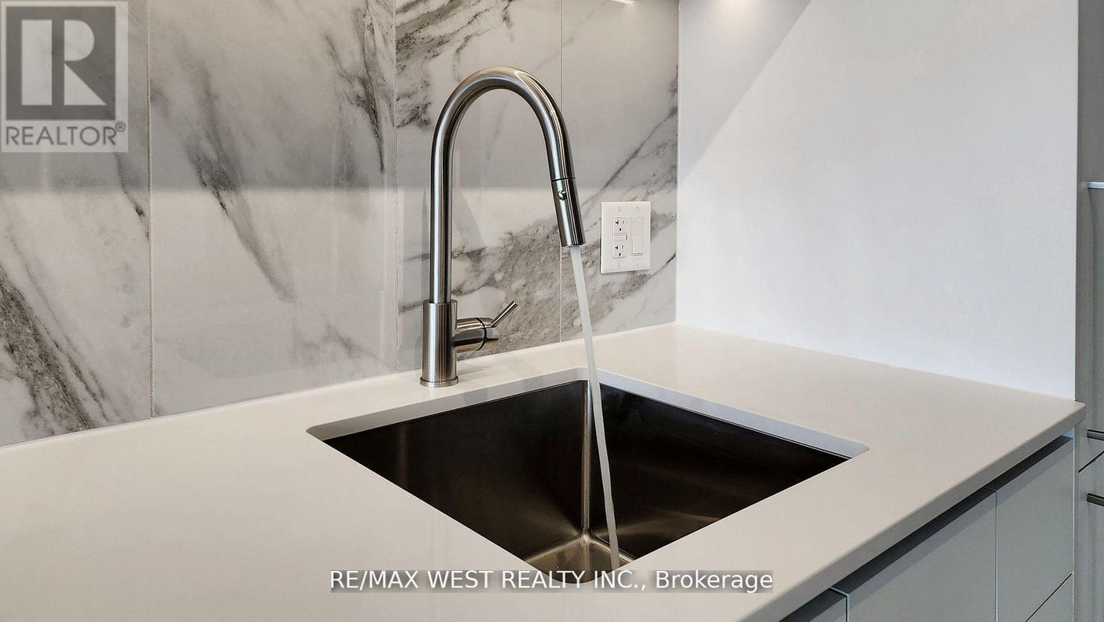 1016 - 1100 Sheppard Avenue W, Toronto, ON - Indoor Photo Showing Kitchen With Double Sink