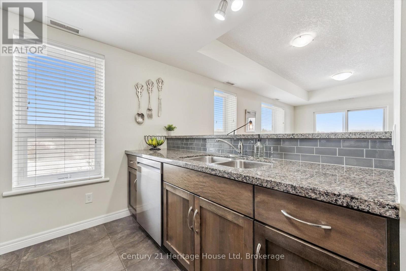 402 - 901 Paisley Road, Guelph (Willow West/Sugarbush/West Acres), ON