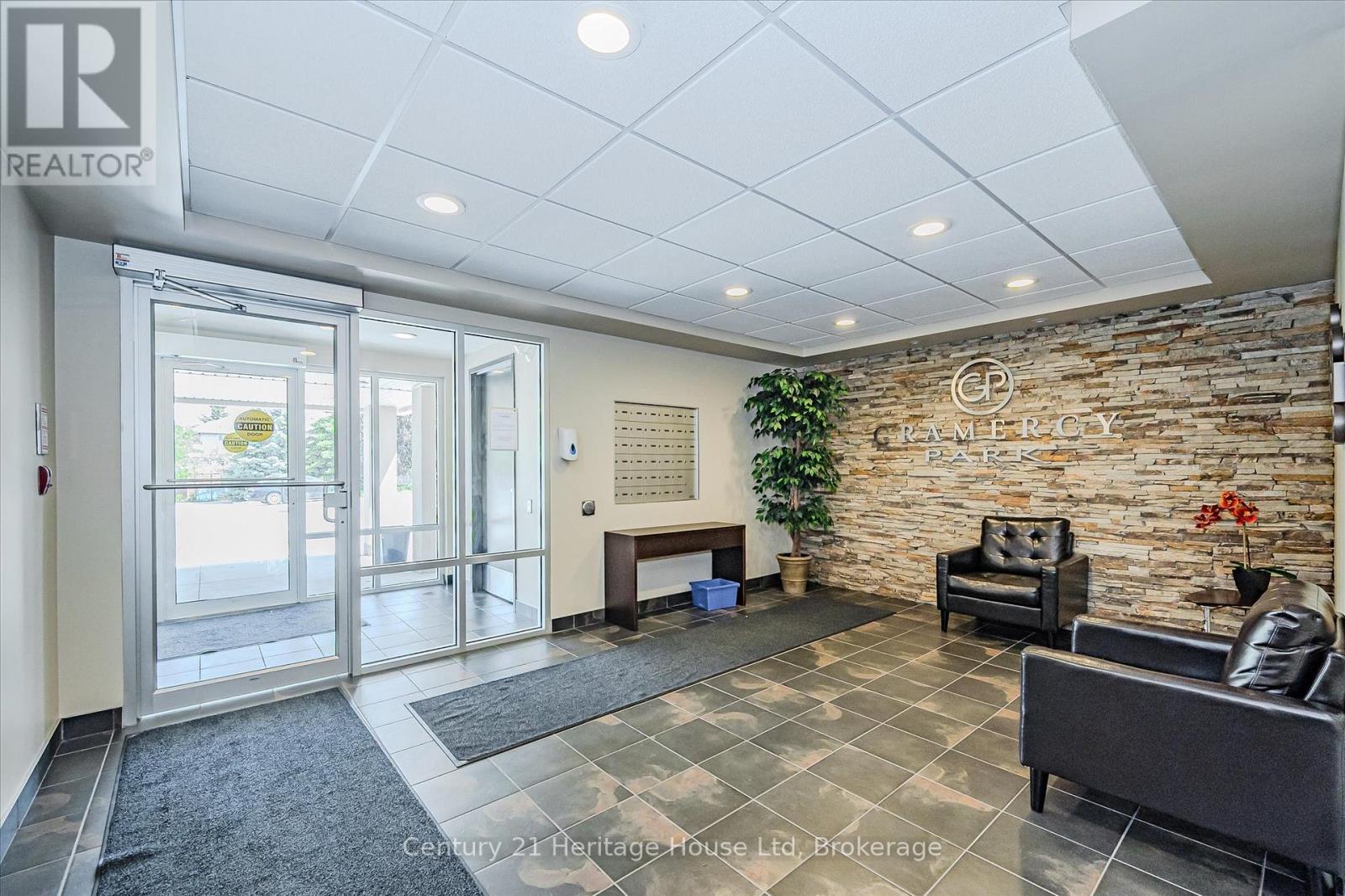 402 - 901 Paisley Road, Guelph (Willow West/Sugarbush/West Acres), ON