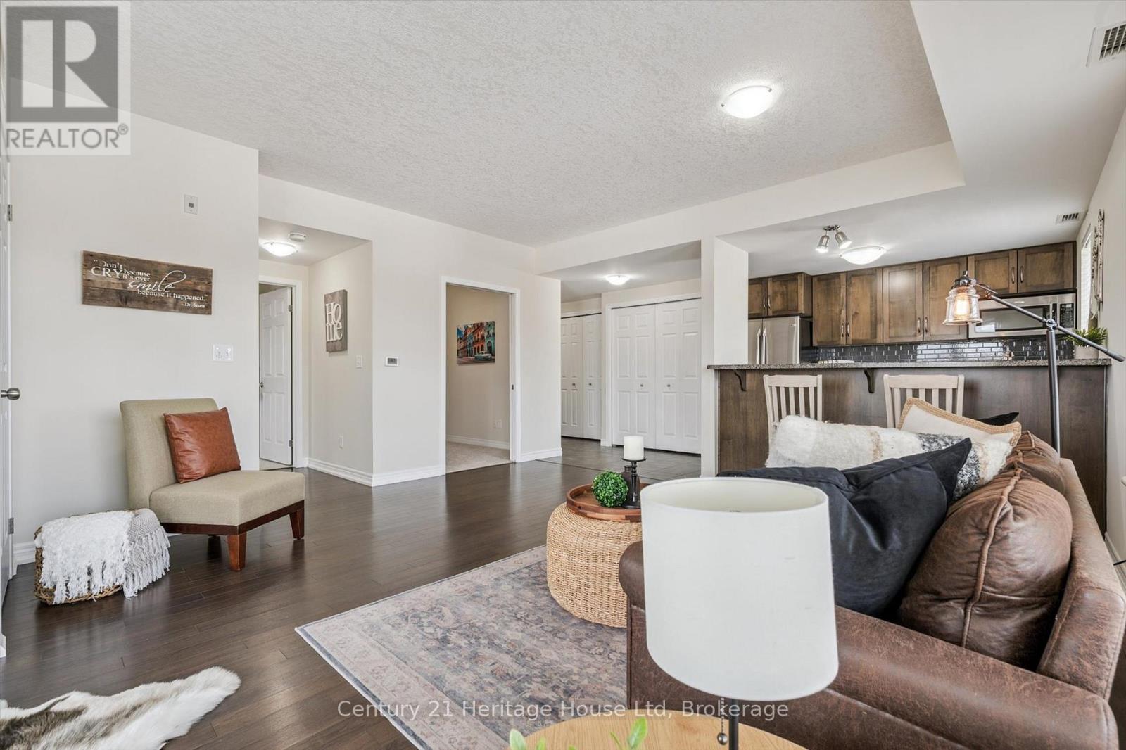 402 - 901 Paisley Road, Guelph (Willow West/Sugarbush/West Acres), ON