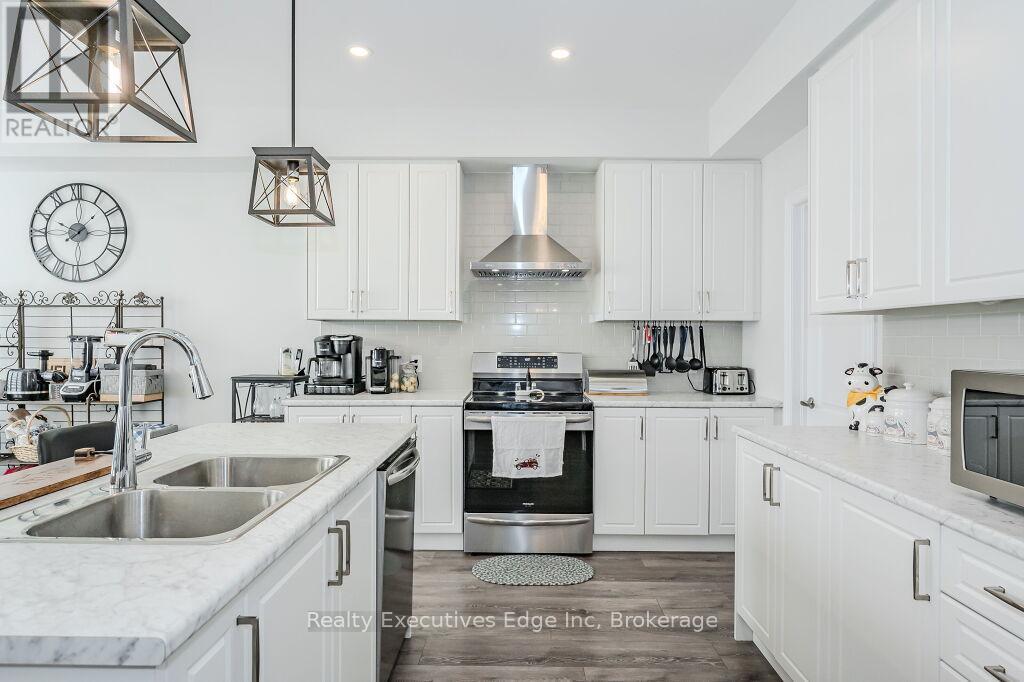 55 Povey Road, Centre Wellington (Fergus), ON - Indoor Photo Showing Kitchen With Double Sink With Upgraded Kitchen