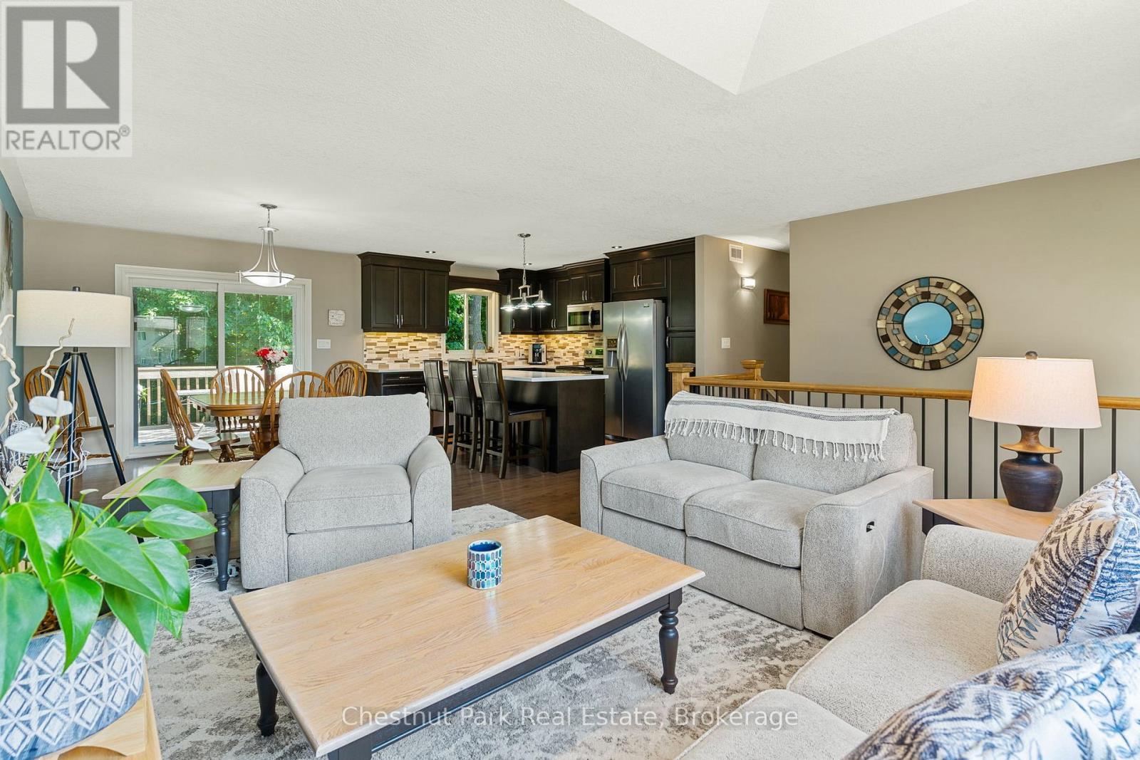 207 2Nd Street W, Owen Sound, ON - Indoor Photo Showing Living Room