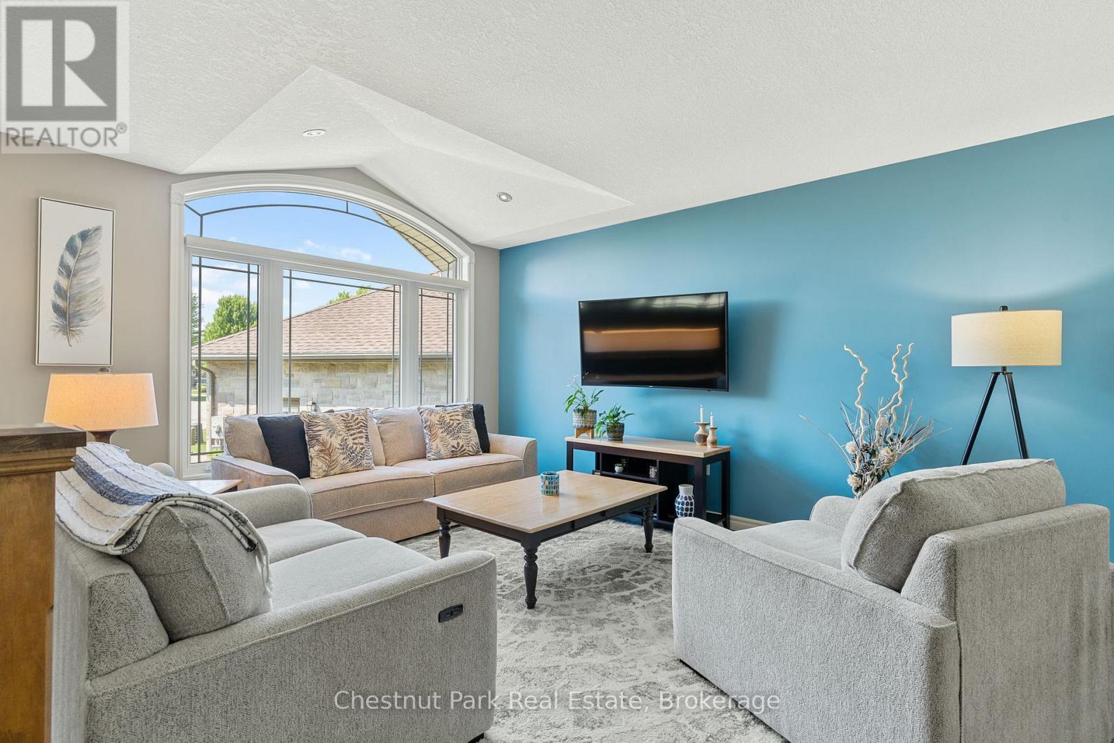 Bright and spacious - 207 2Nd Street W, Owen Sound, ON - Indoor Photo Showing Living Room