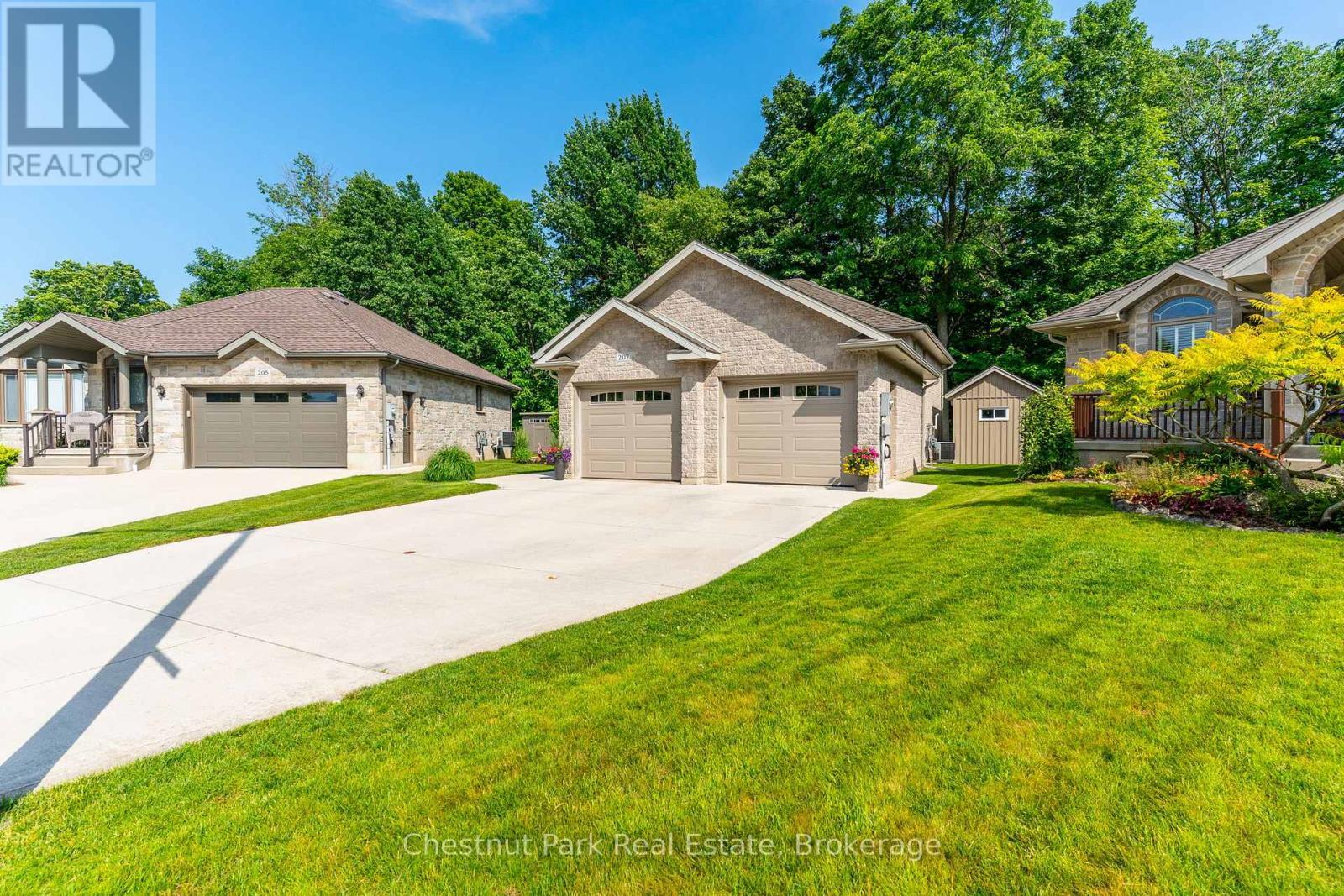 Attached double car garage - 207 2Nd Street W, Owen Sound, ON - Outdoor