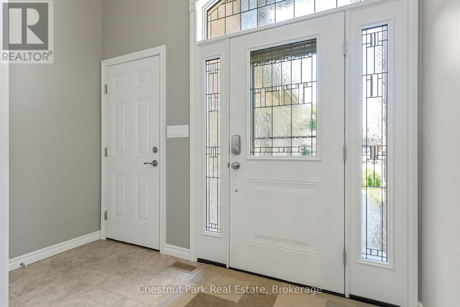 Welcoming foyer - 207 2Nd Street W, Owen Sound, ON - Indoor Photo Showing Other Room