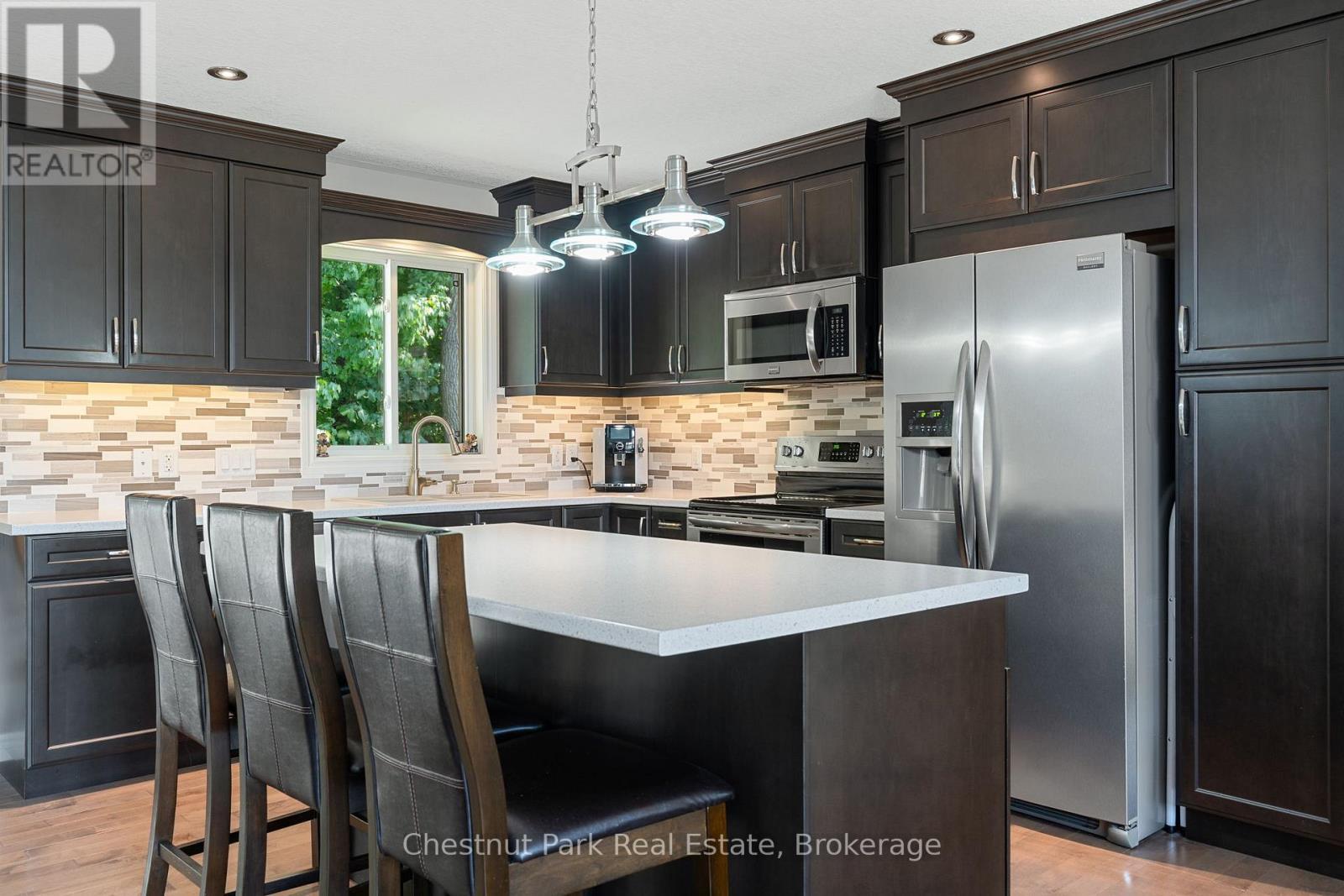207 2Nd Street W, Owen Sound, ON - Indoor Photo Showing Kitchen With Stainless Steel Kitchen With Upgraded Kitchen