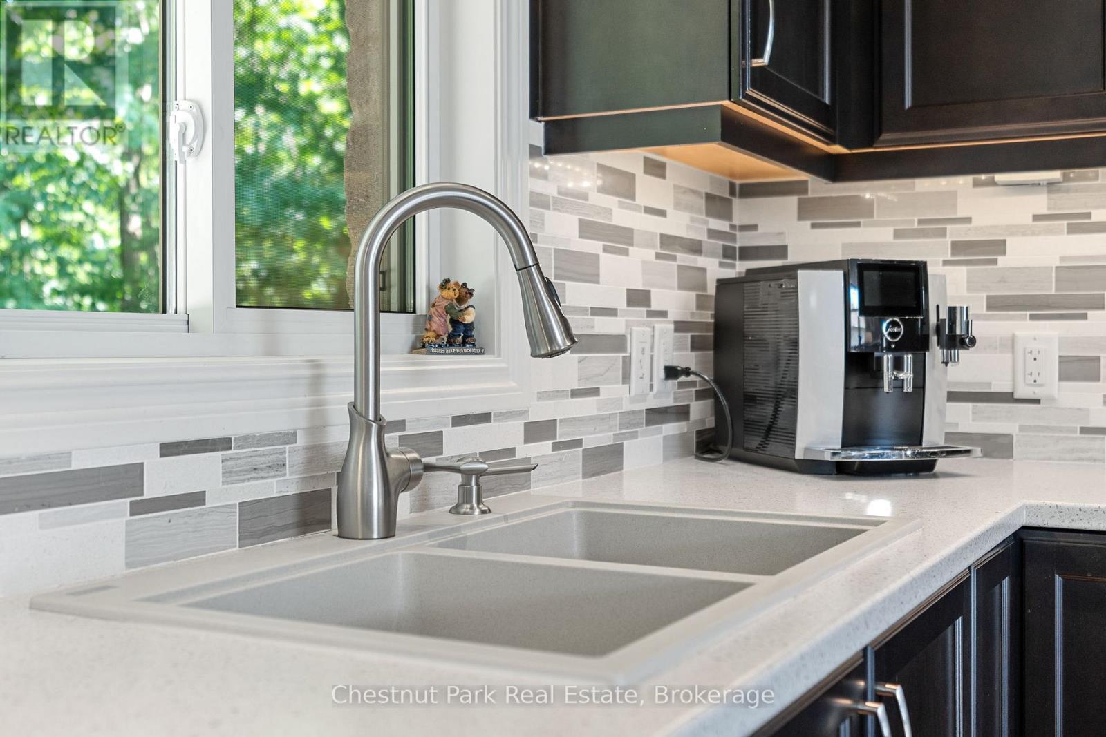 207 2Nd Street W, Owen Sound, ON - Indoor Photo Showing Kitchen With Double Sink