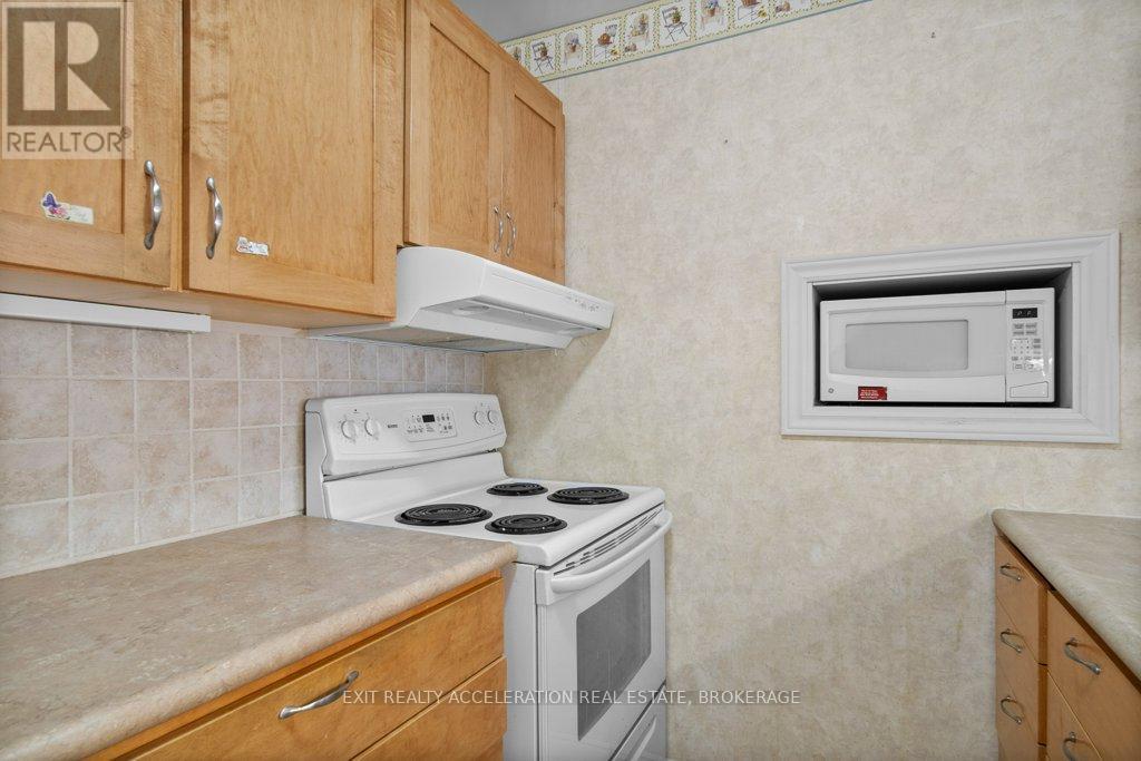 204 - 11 Centre Street, Greater Napanee (Greater Napanee), ON - Indoor Photo Showing Kitchen