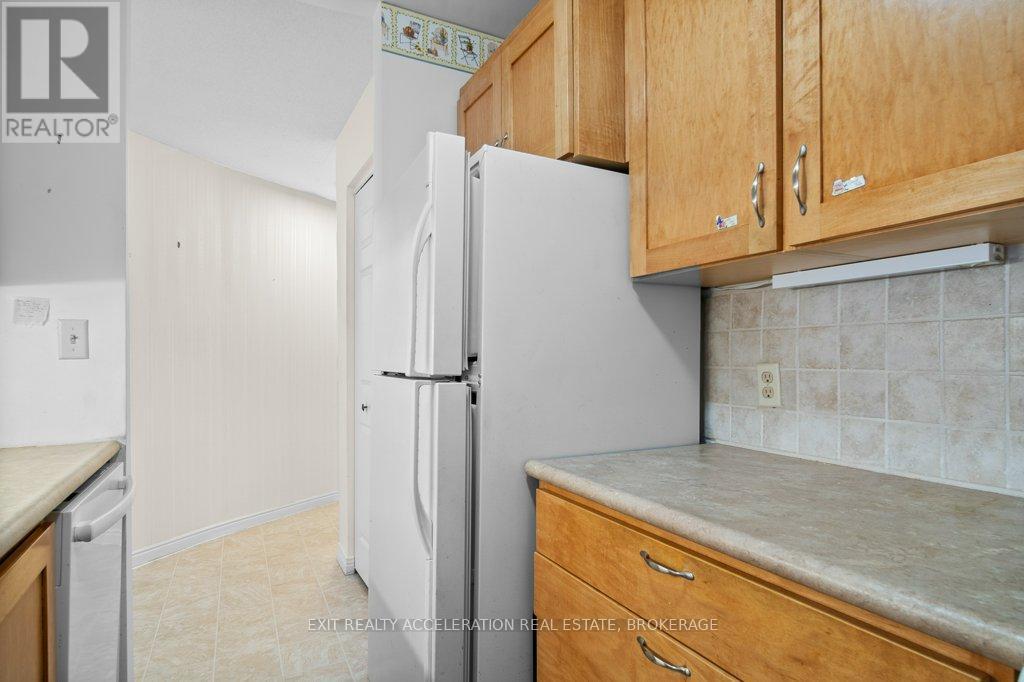 204 - 11 Centre Street, Greater Napanee (Greater Napanee), ON - Indoor Photo Showing Kitchen