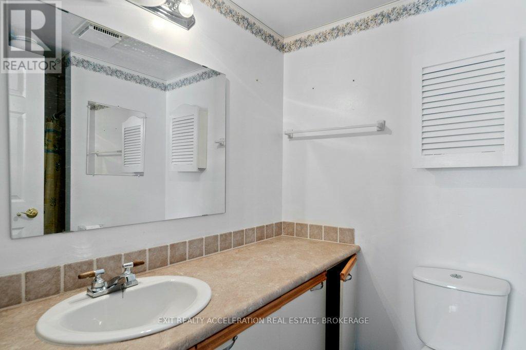 204 - 11 Centre Street, Greater Napanee (Greater Napanee), ON - Indoor Photo Showing Bathroom