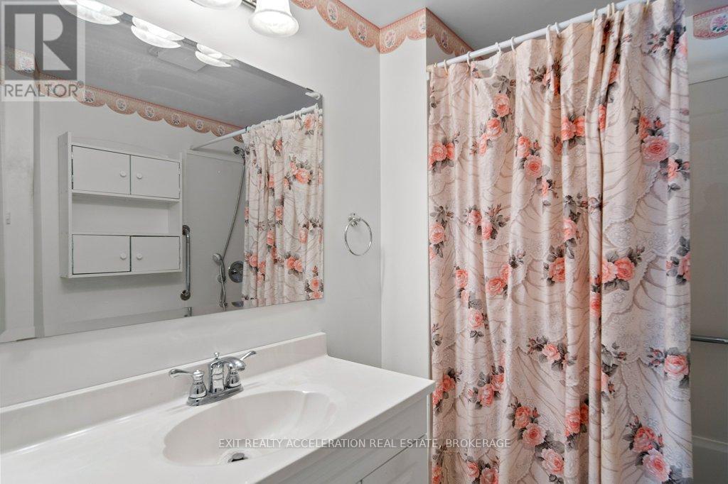 204 - 11 Centre Street, Greater Napanee (Greater Napanee), ON - Indoor Photo Showing Bathroom