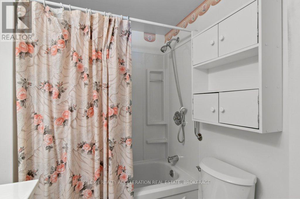 204 - 11 Centre Street, Greater Napanee (Greater Napanee), ON - Indoor Photo Showing Bathroom