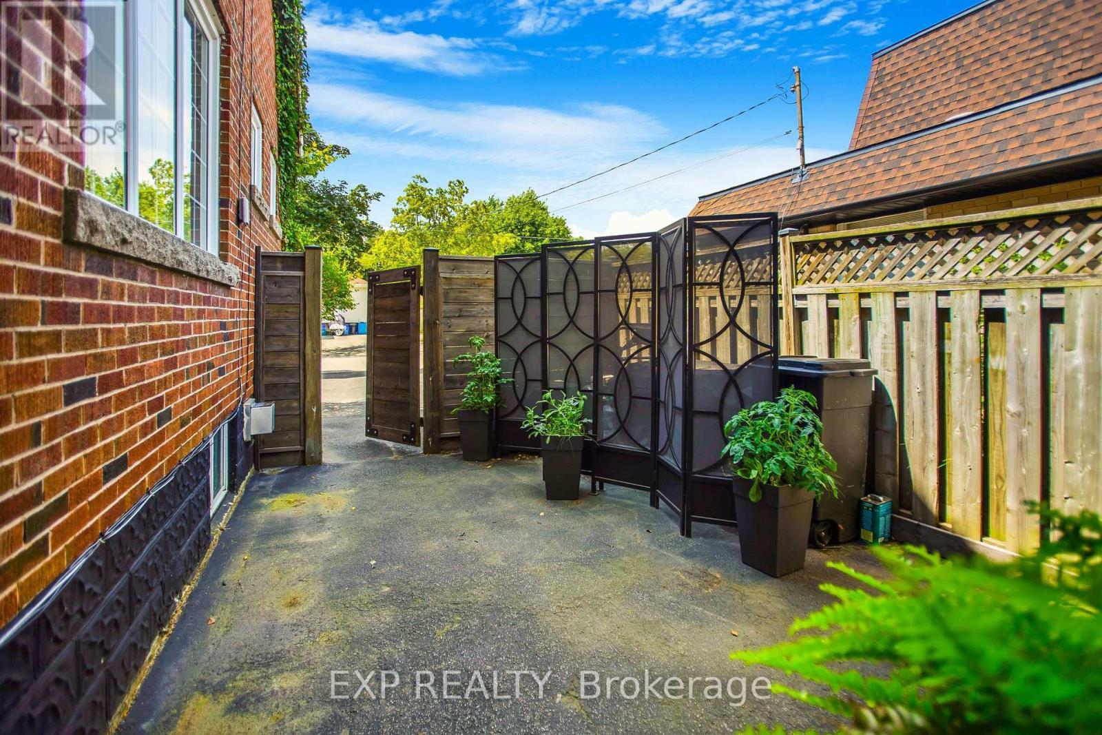 231 #8 Highway, Hamilton, ON