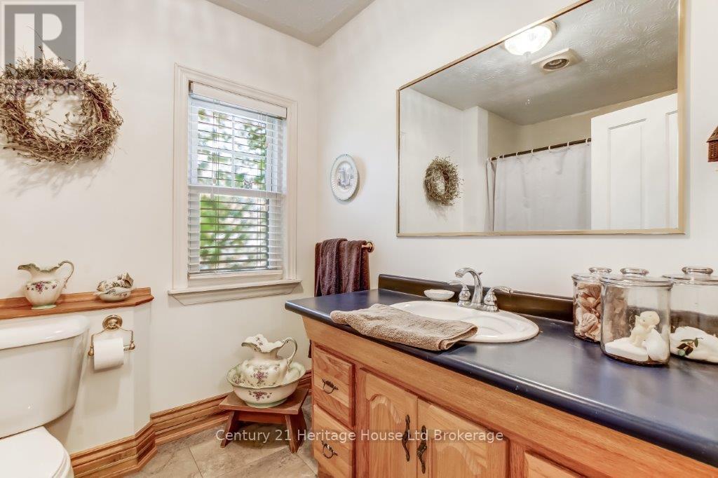 230 Graham Street, Woodstock (Woodstock - North), ON - Indoor Photo Showing Bathroom