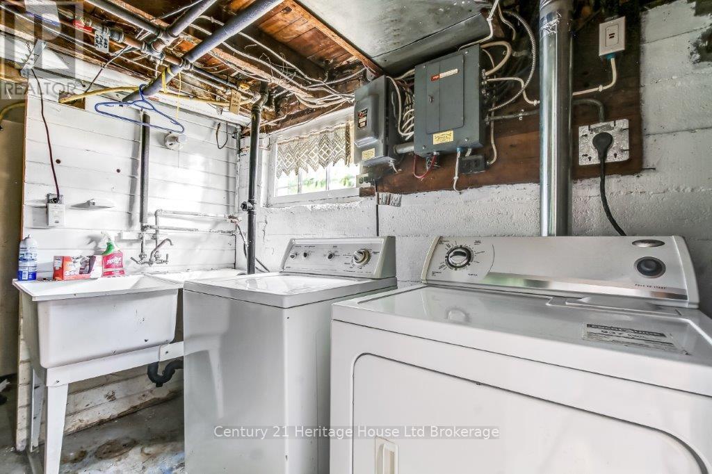 230 Graham Street, Woodstock (Woodstock - North), ON - Indoor Photo Showing Laundry Room