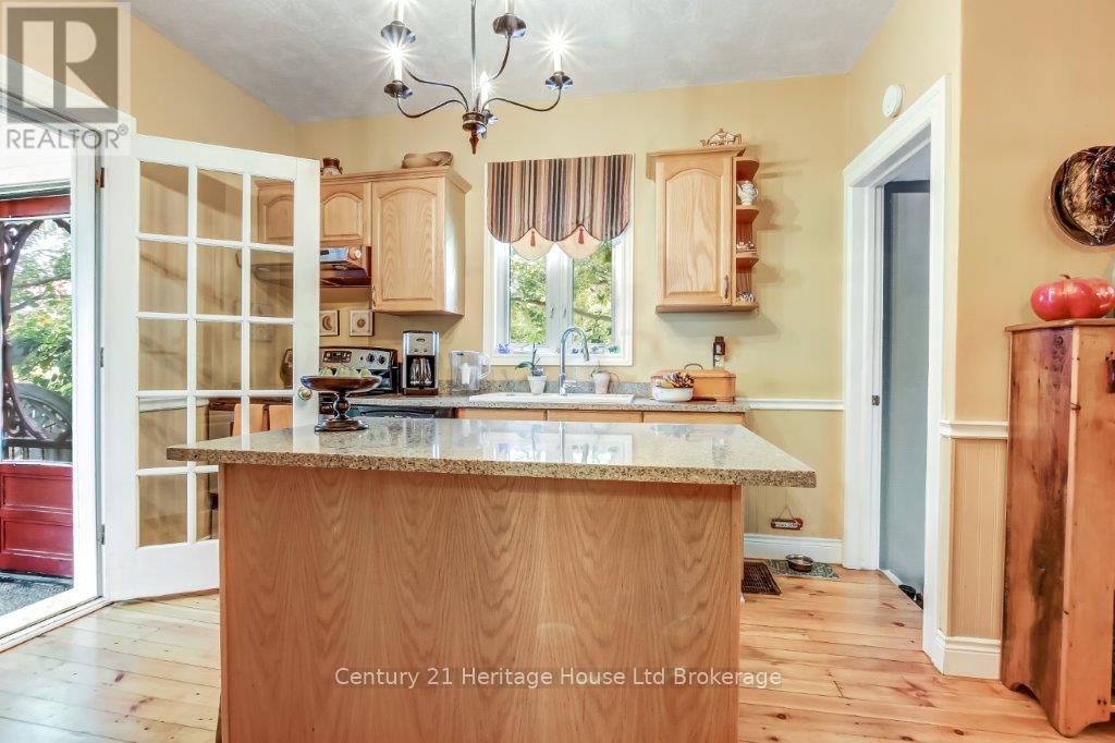 230 Graham Street, Woodstock (Woodstock - North), ON - Indoor Photo Showing Kitchen With Double Sink