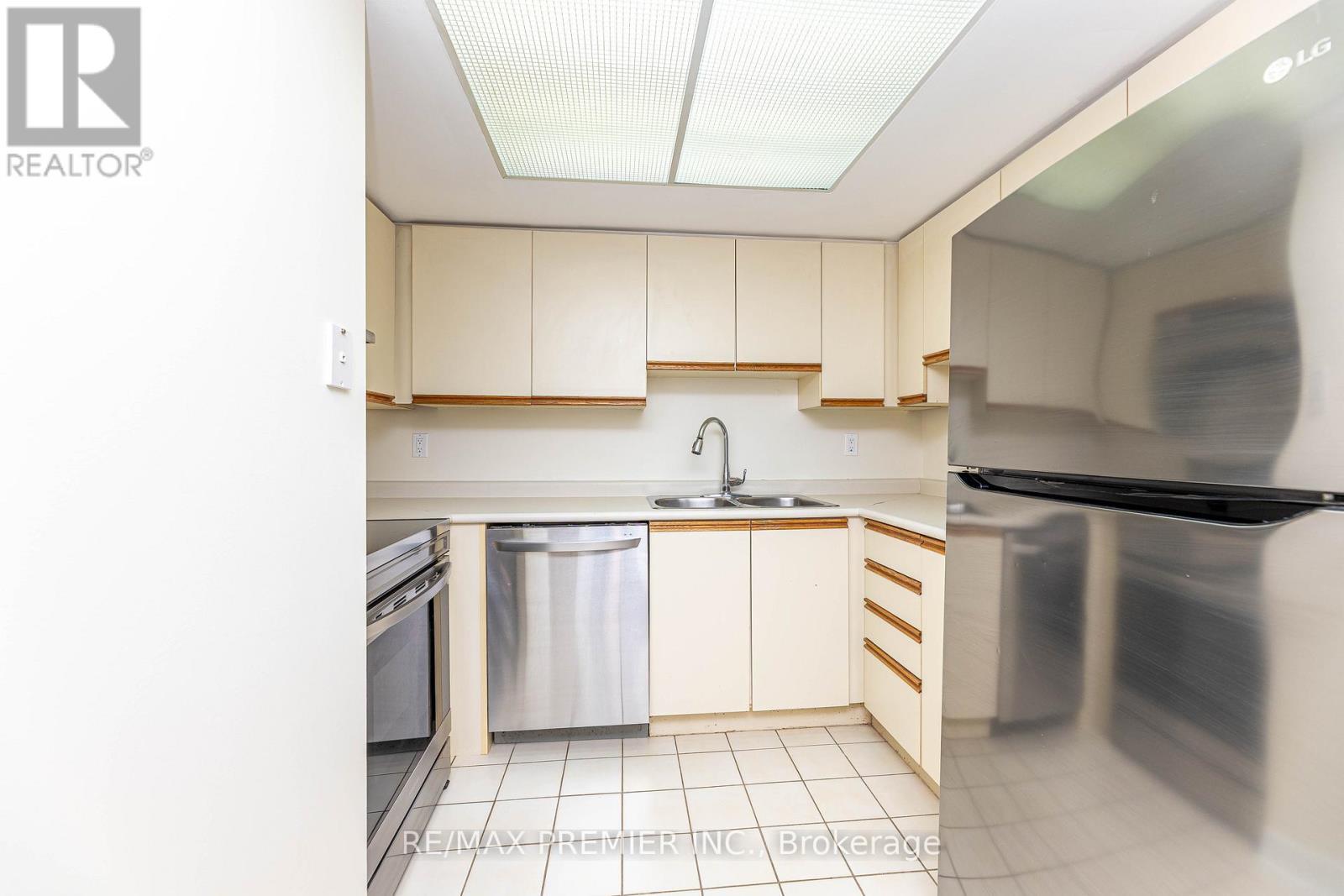 907 - 600 Rexdale Boulevard, Toronto, ON - Indoor Photo Showing Kitchen With Stainless Steel Kitchen With Double Sink