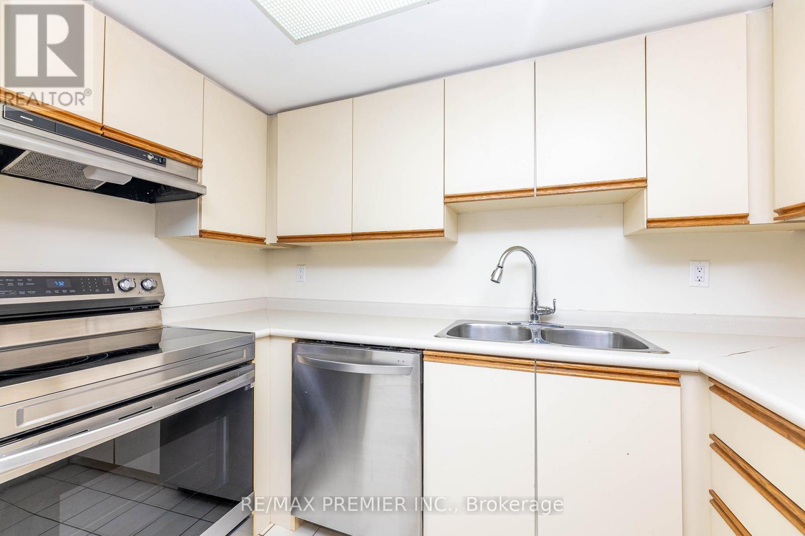 907 - 600 Rexdale Boulevard, Toronto, ON - Indoor Photo Showing Kitchen With Double Sink