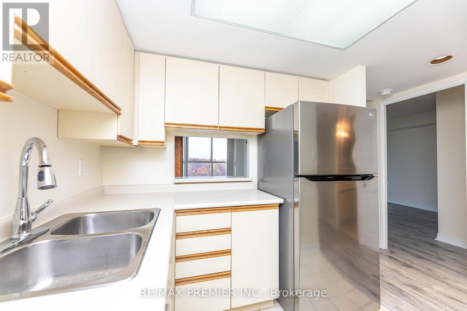 907 - 600 Rexdale Boulevard, Toronto, ON - Indoor Photo Showing Kitchen With Double Sink