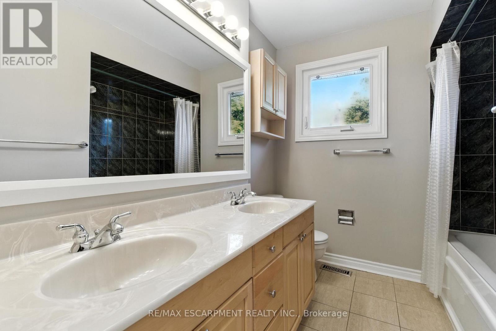 1624 Gallant Drive, Mississauga, ON - Indoor Photo Showing Bathroom