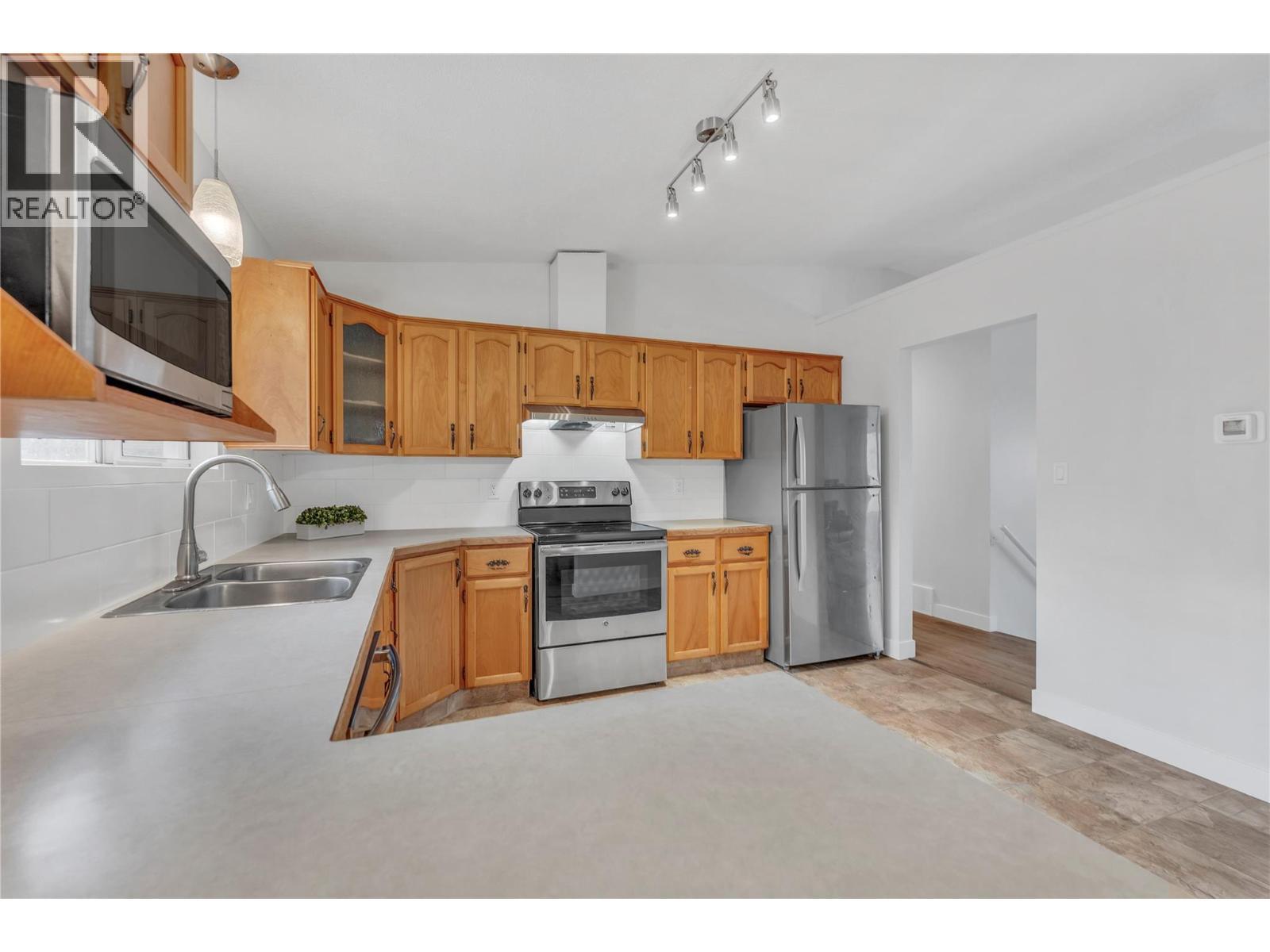 7111 Peach Orchard Road, Summerland, BC - Indoor Photo Showing Kitchen With Double Sink