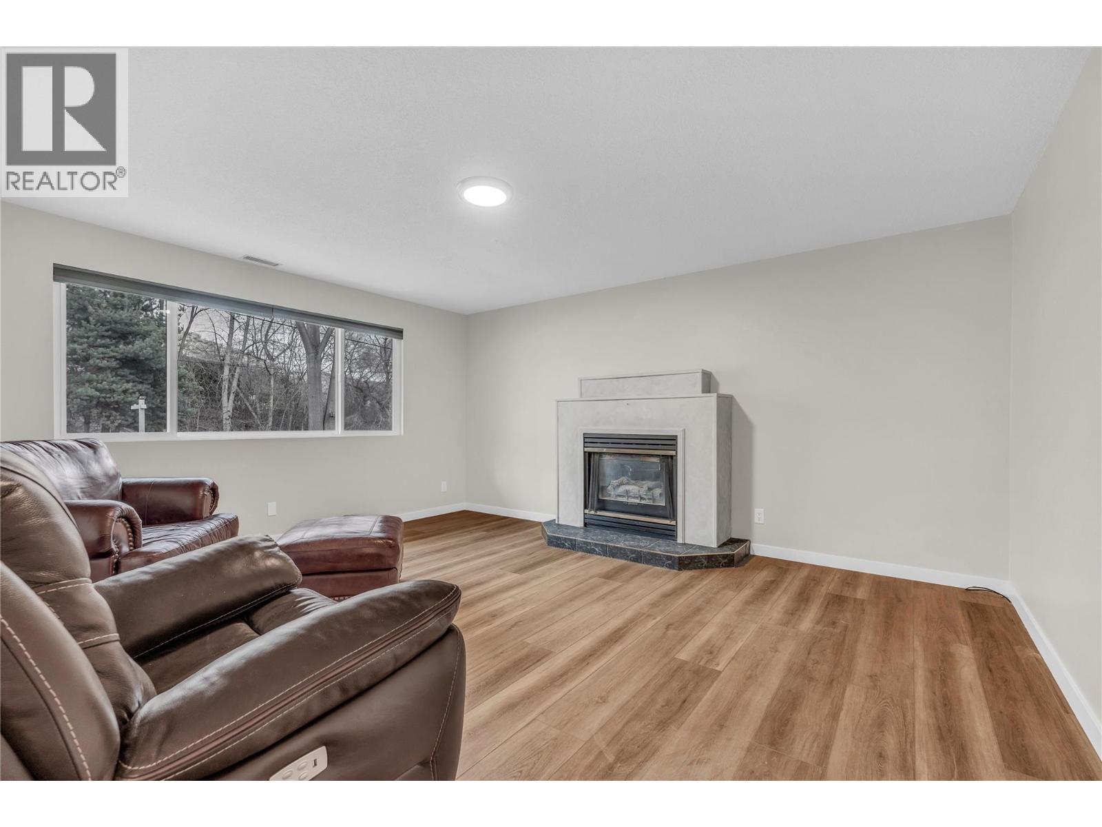 7111 Peach Orchard Road, Summerland, BC - Indoor Photo Showing Living Room With Fireplace