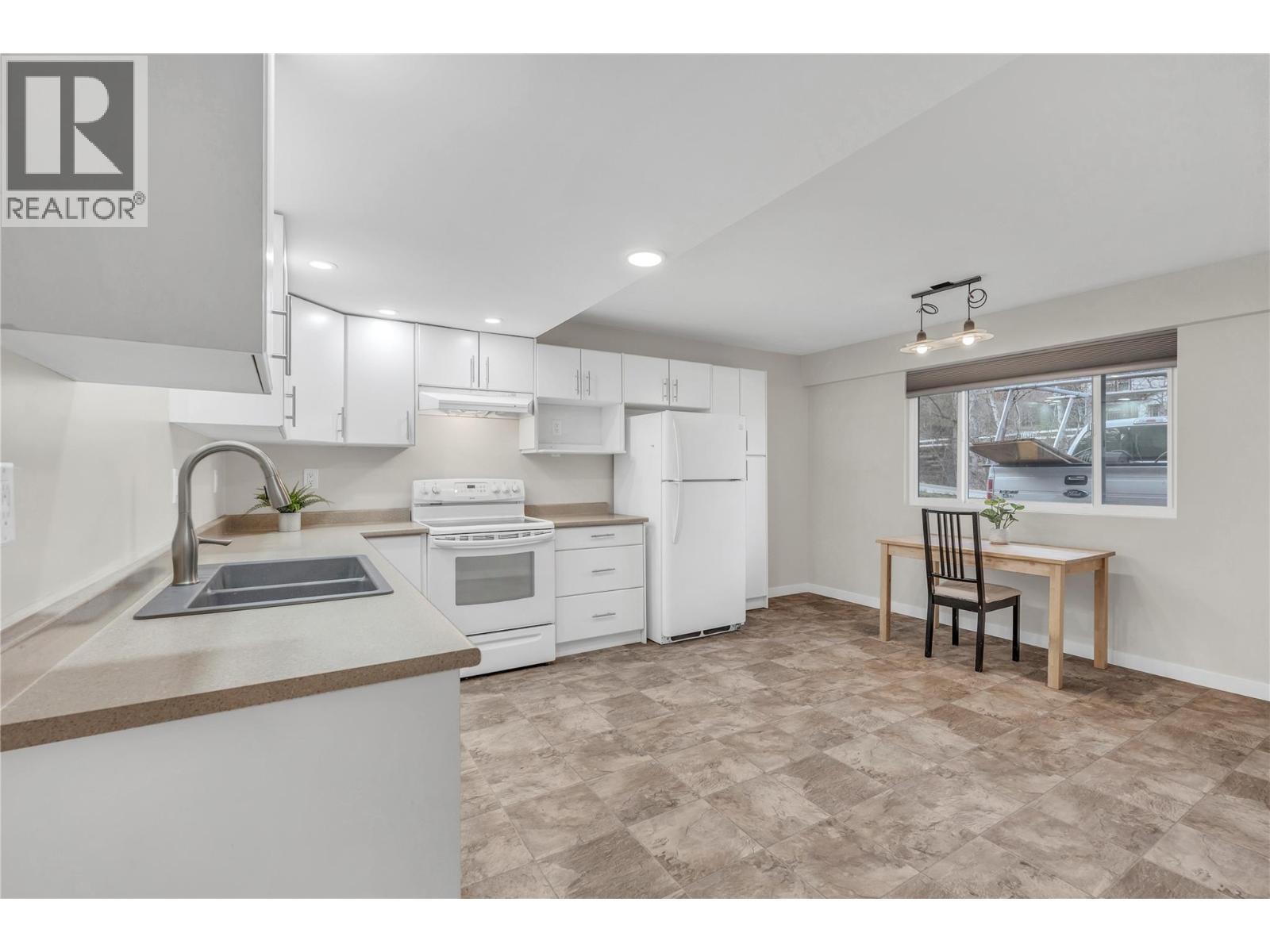 7111 Peach Orchard Road, Summerland, BC - Indoor Photo Showing Kitchen With Double Sink