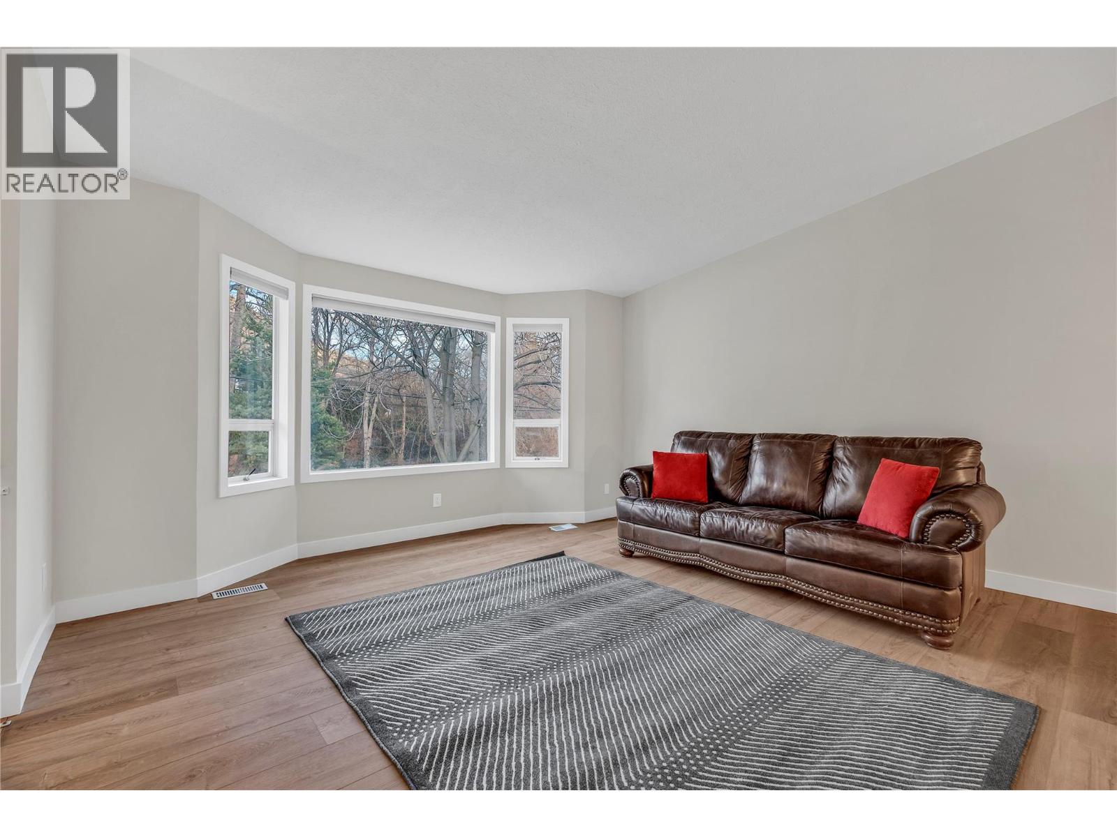 7111 Peach Orchard Road, Summerland, BC - Indoor Photo Showing Living Room
