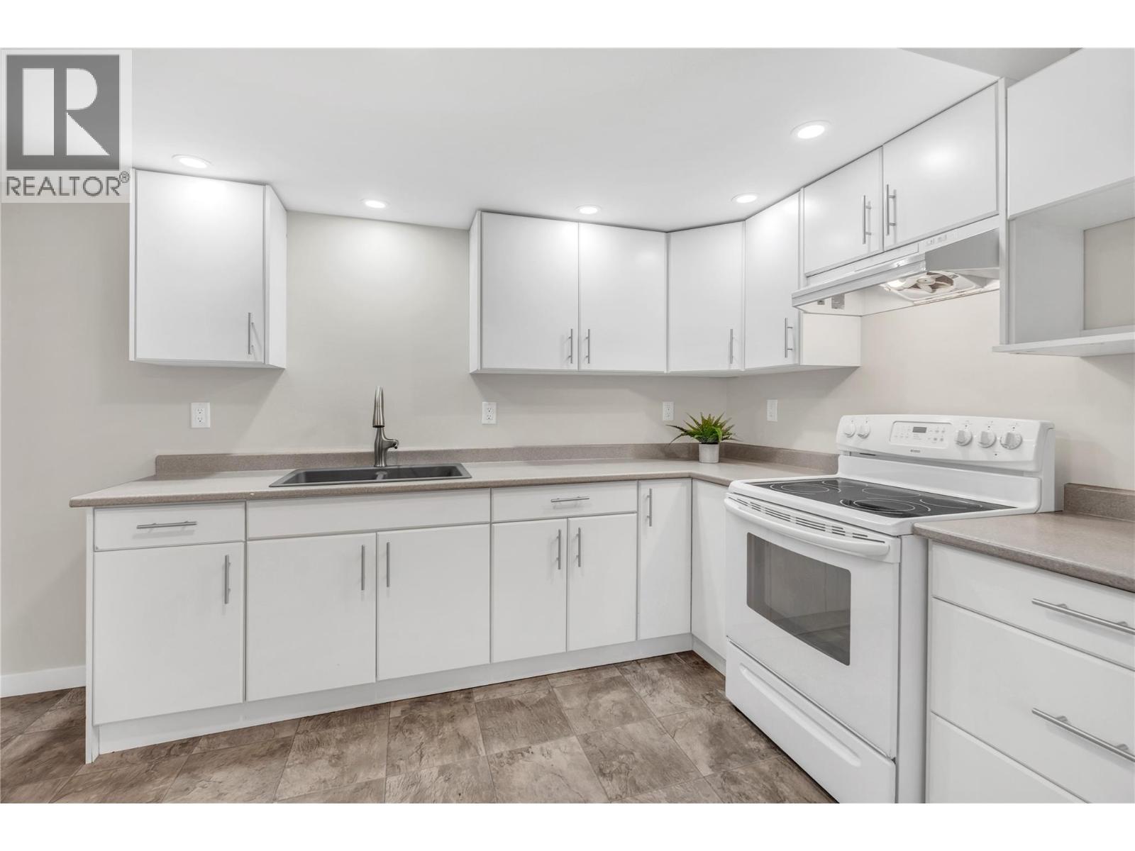 7111 Peach Orchard Road, Summerland, BC - Indoor Photo Showing Kitchen With Double Sink