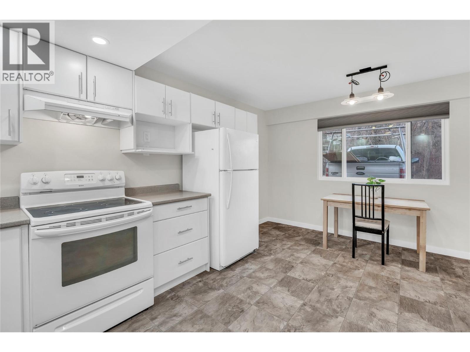7111 Peach Orchard Road, Summerland, BC - Indoor Photo Showing Kitchen
