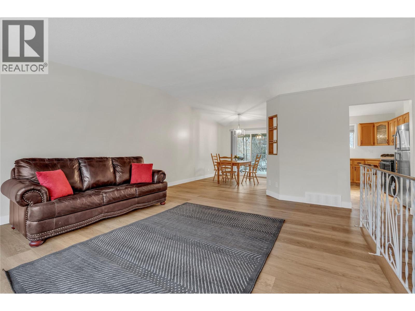 7111 Peach Orchard Road, Summerland, BC - Indoor Photo Showing Living Room
