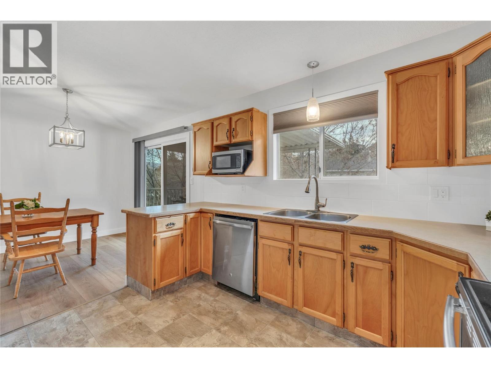 7111 Peach Orchard Road, Summerland, BC - Indoor Photo Showing Kitchen With Double Sink