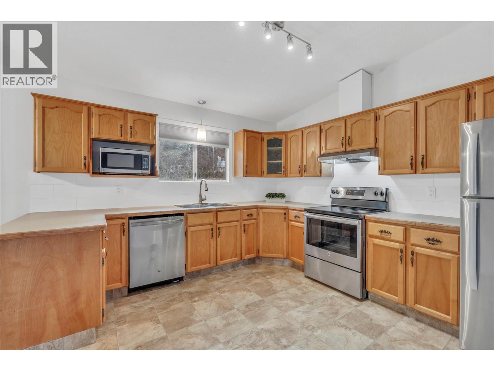 7111 Peach Orchard Road, Summerland, BC - Indoor Photo Showing Kitchen