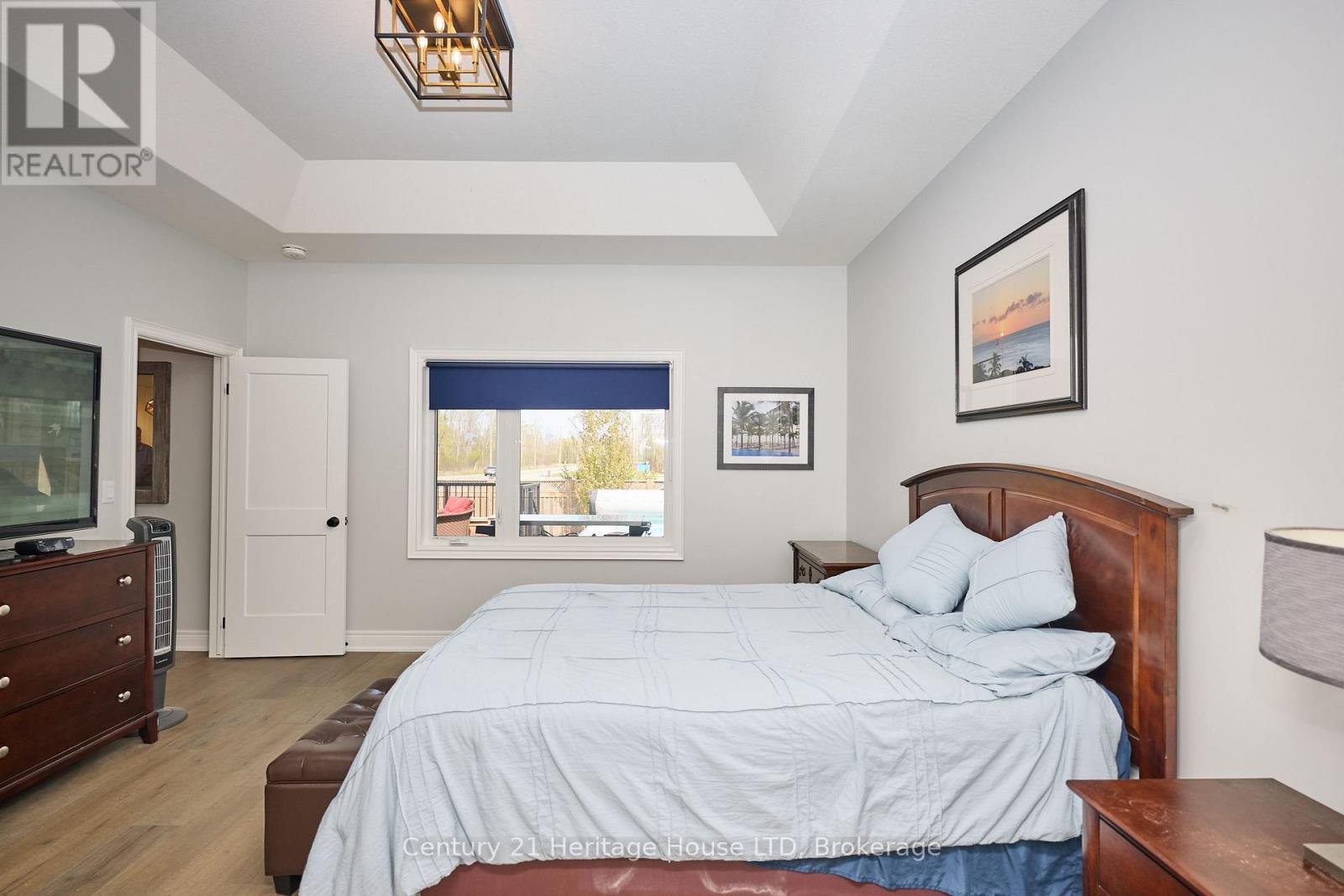 Large primary bedroom - 1050 Kettle Court, Fort Erie (Crescent Park), ON - Indoor Photo Showing Bedroom