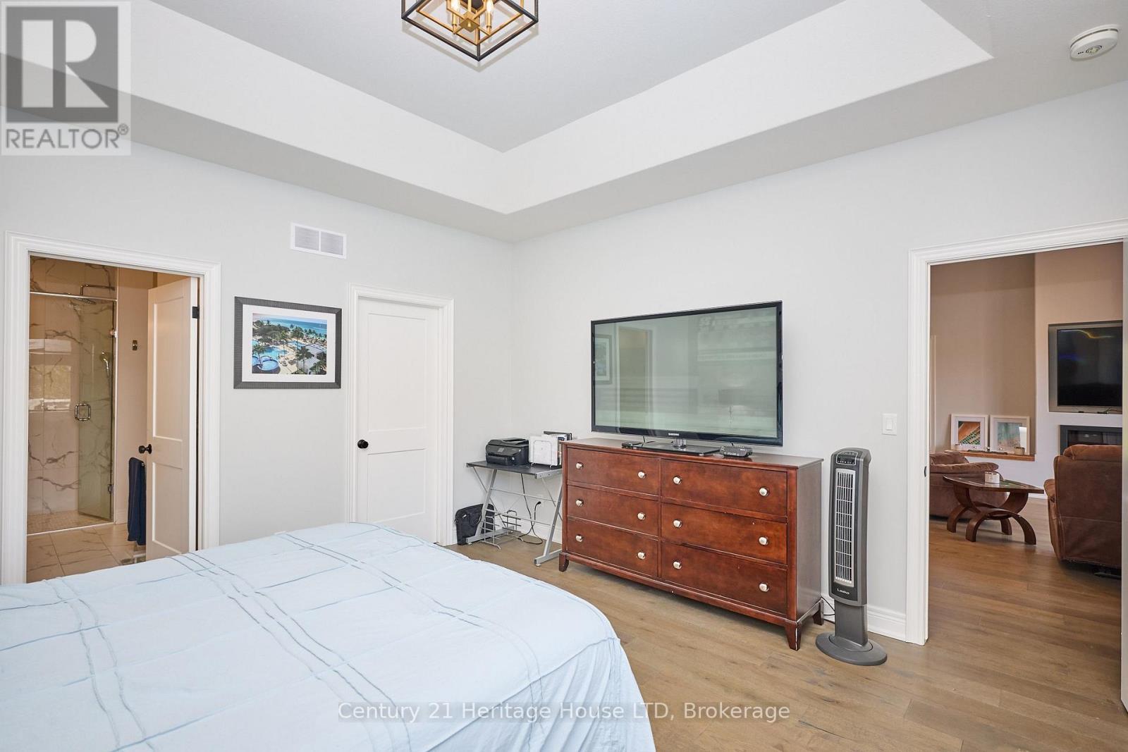 Primary bedroom w/ 4 PC ensuite bathroom - 1050 Kettle Court, Fort Erie (Crescent Park), ON - Indoor Photo Showing Bedroom